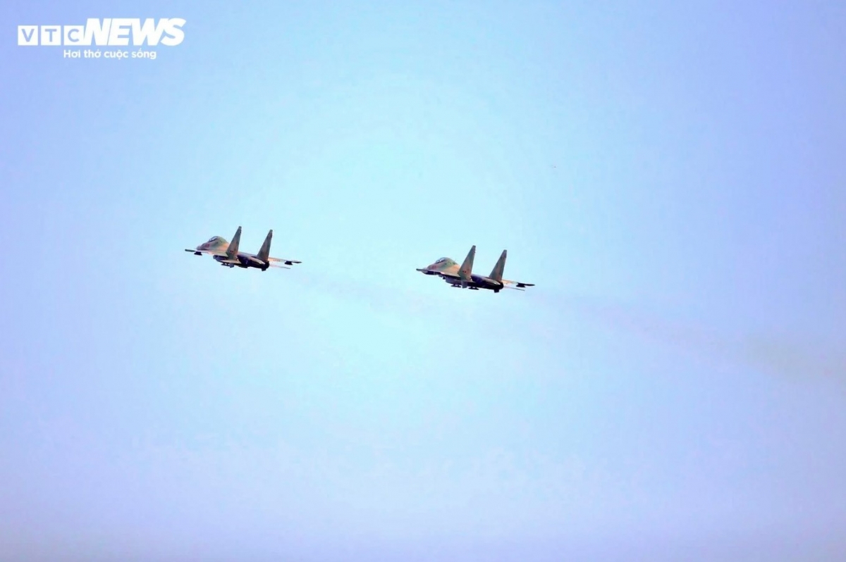 impressive acrobatics of fighter jets in training for v-day celebration picture 10