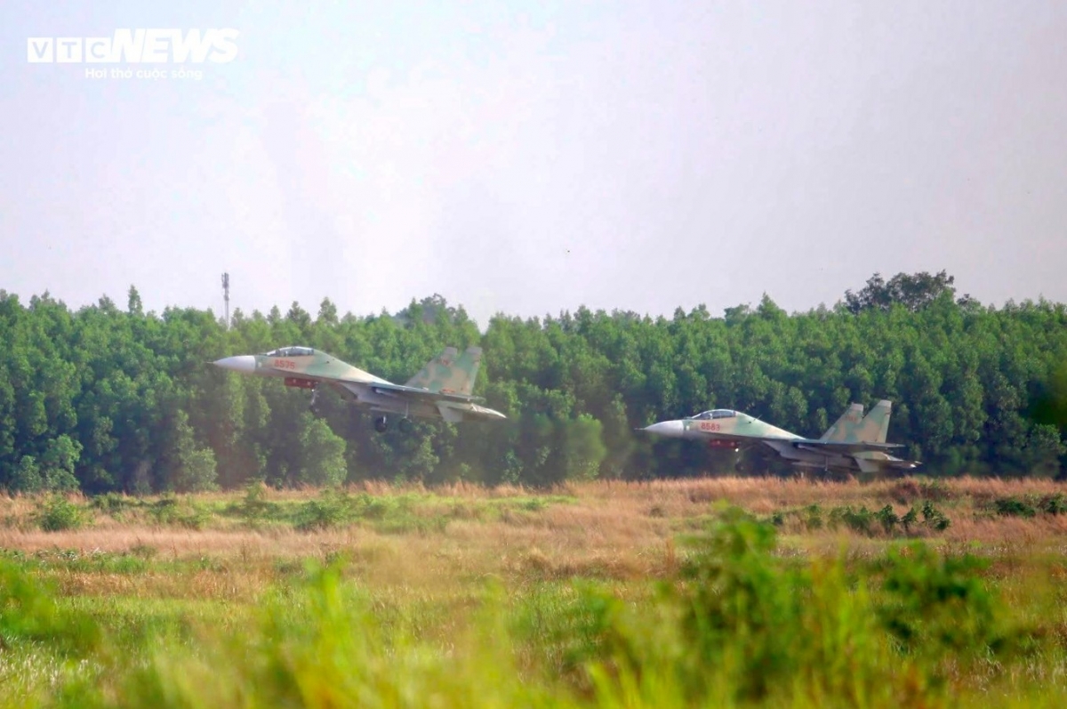 impressive acrobatics of fighter jets in training for v-day celebration picture 4