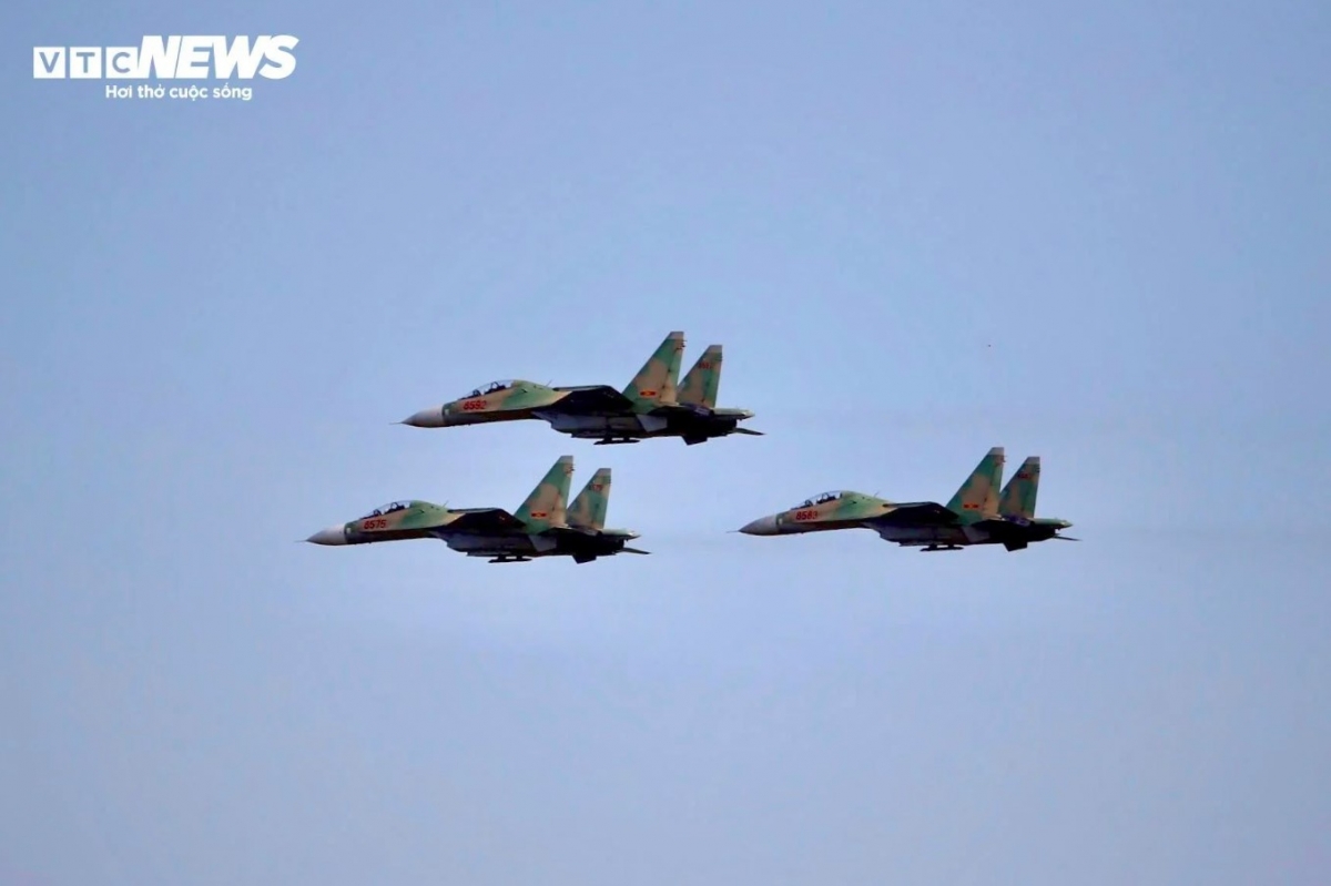 impressive acrobatics of fighter jets in training for v-day celebration picture 5