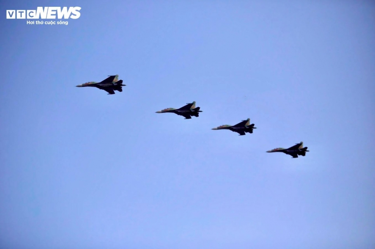 impressive acrobatics of fighter jets in training for v-day celebration picture 6