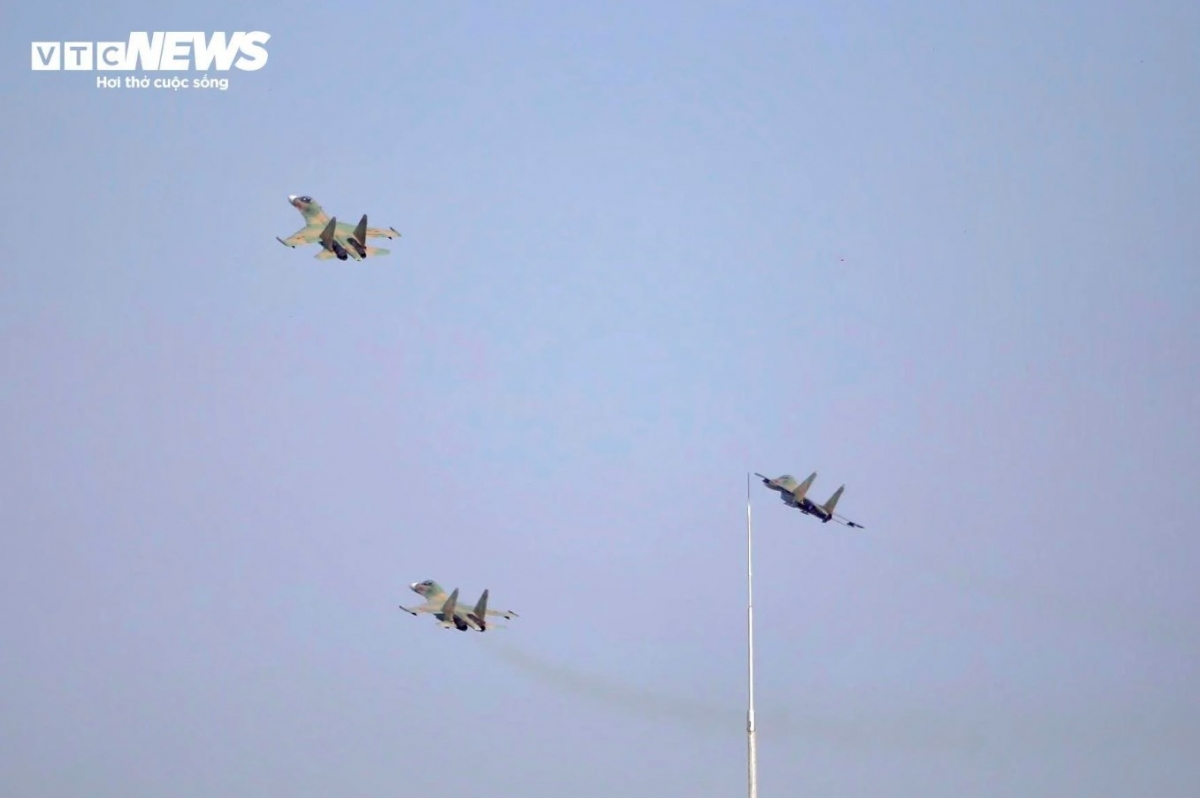 impressive acrobatics of fighter jets in training for v-day celebration picture 8