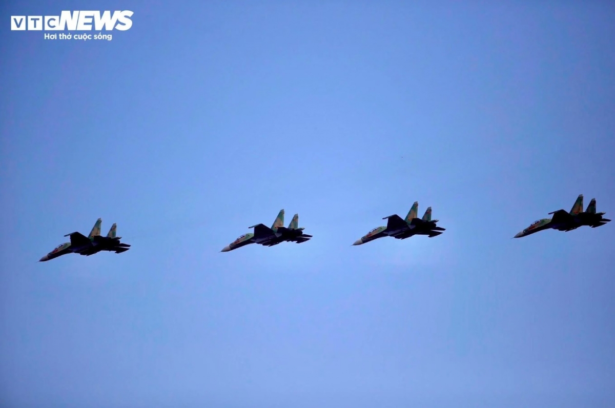 impressive acrobatics of fighter jets in training for v-day celebration picture 9