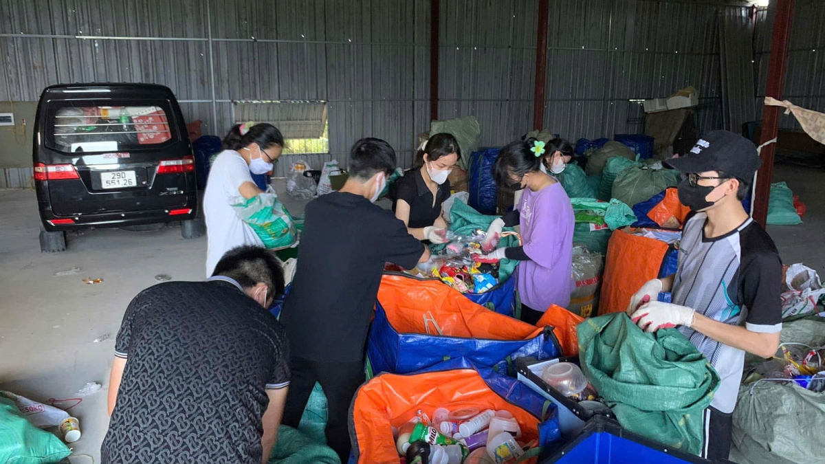 Nhóm bạn trẻ ở Hà Nội biến rác thải thành tài nguyên tái sinh