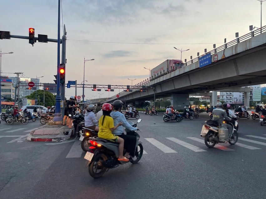 vu mercedes tong loat xe may o tp.hcm nu sinh vien gap nan khong qua khoi hinh anh 4