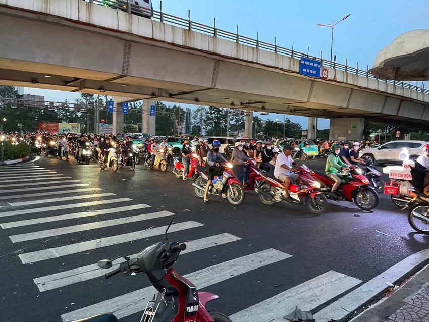 vu mercedes tong loat xe may o tp.hcm nu sinh vien gap nan khong qua khoi hinh anh 3