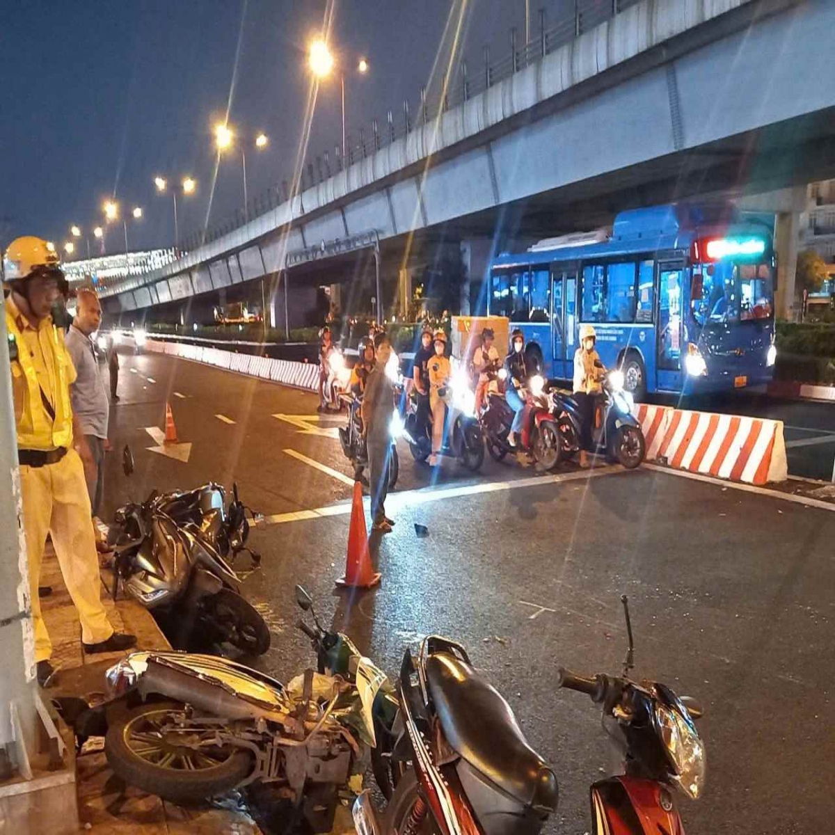 vu mercedes tong loat xe may o tp.hcm nu sinh vien gap nan khong qua khoi hinh anh 1