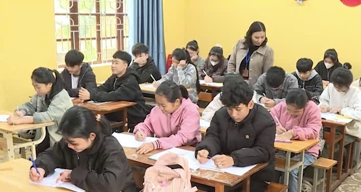 giao vien truong mien nui tinh nghe an day on mien phi cho hoc sinh hinh anh 1