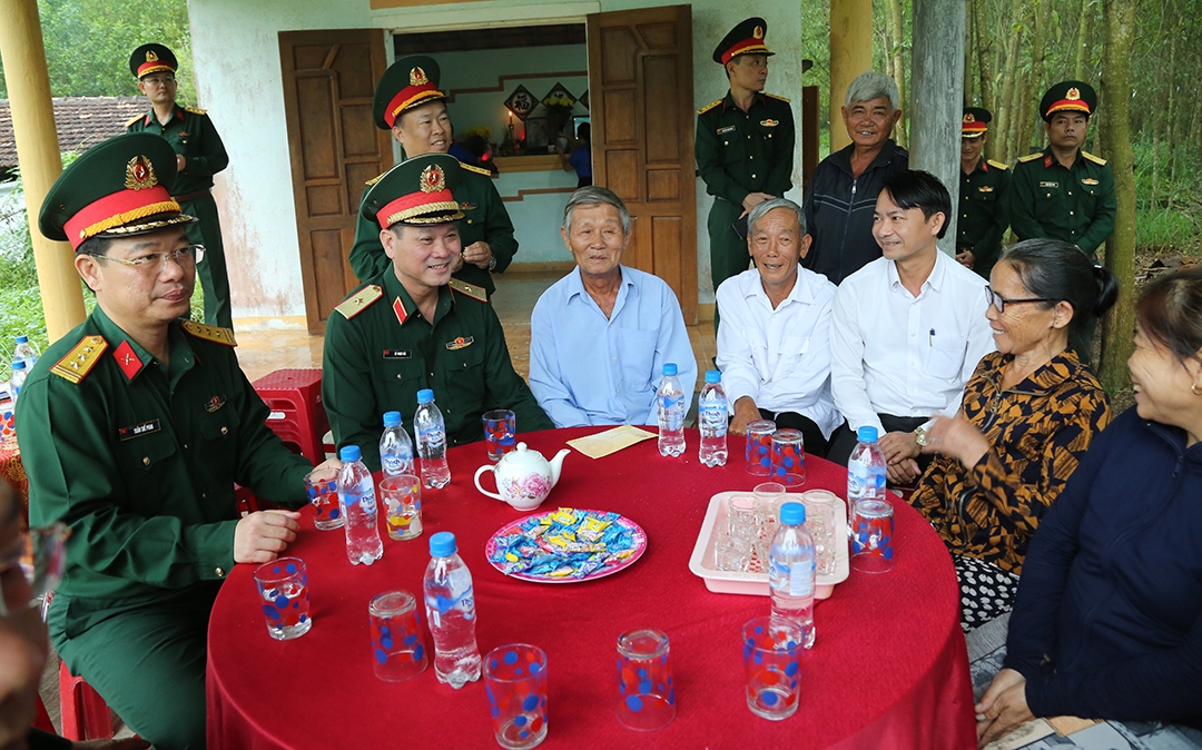 tư lệnh quân khu 5 dâng hương, tri ân trung tướng phạm kiệt và Đội viên Đội du kích ba tơ hình ảnh 3 tu lenh quan khu 5 dang huong, tri an trung tuong pham kiet va Doi vien Doi du kich ba to hinh anh 3