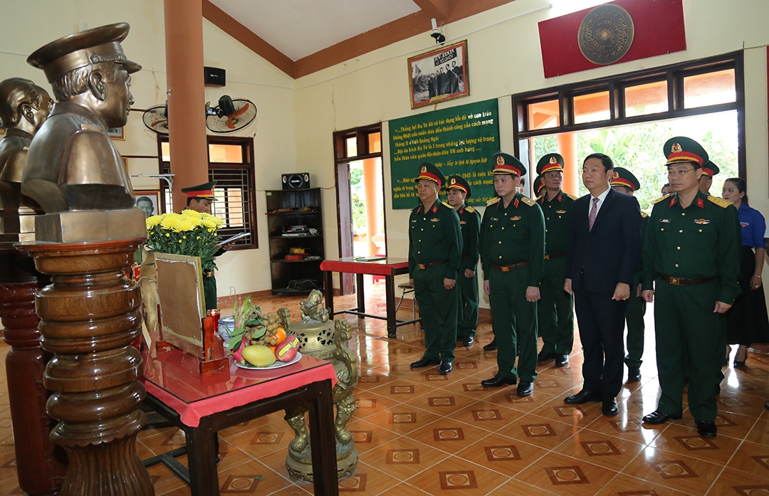 tư lệnh quân khu 5 dâng hương, tri ân trung tướng phạm kiệt và Đội viên Đội du kích ba tơ hình ảnh 1 tu lenh quan khu 5 dang huong, tri an trung tuong pham kiet va Doi vien Doi du kich ba to hinh anh 1