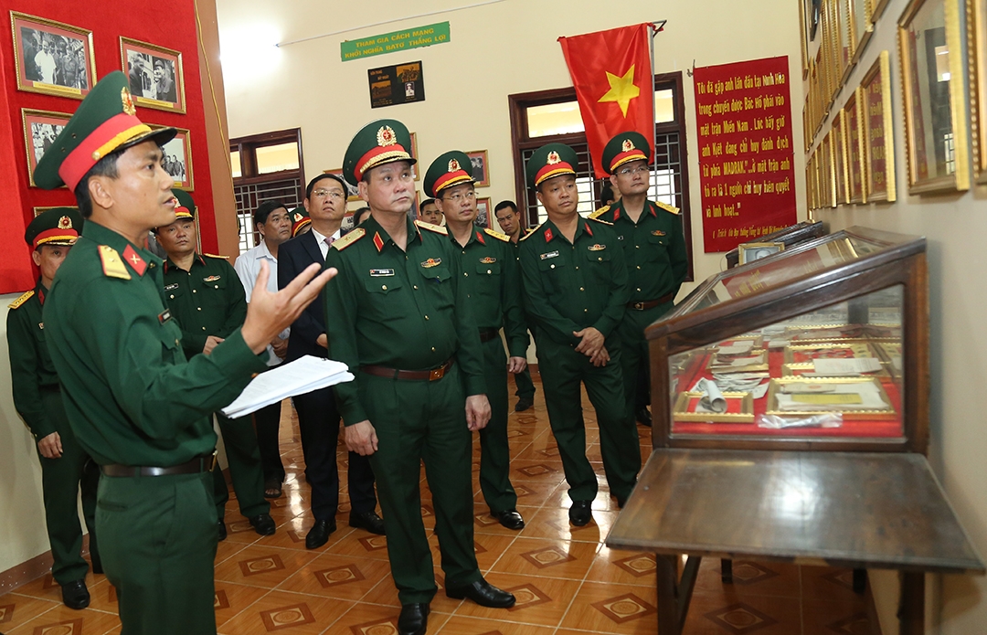 tư lệnh quân khu 5 dâng hương, tri ân trung tướng phạm kiệt và Đội viên Đội du kích ba tơ hình ảnh 2 tu lenh quan khu 5 dang huong, tri an trung tuong pham kiet va Doi vien Doi du kich ba to hinh anh 2