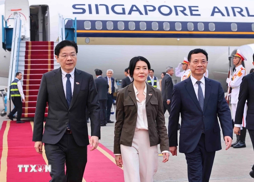 toàn cảnh thủ tướng singapore lawrence wong và phu nhân lần đầu thăm việt nam hình ảnh 1 toan canh thu tuong singapore lawrence wong va phu nhan lan dau tham viet nam hinh anh 1