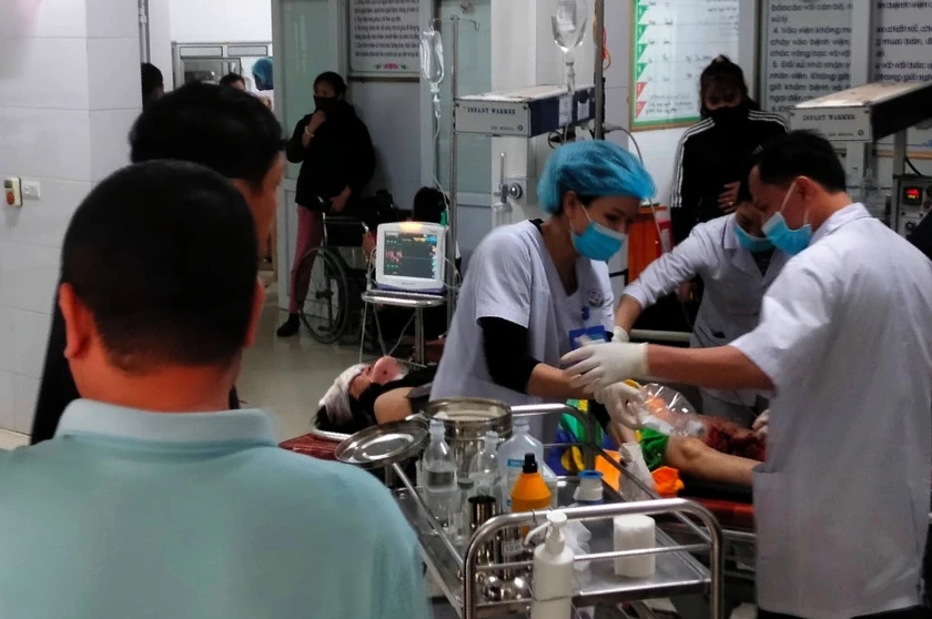 Thông tin mới nhất vụ ô tô chở giáo viên, học sinh lật trên cao tốc