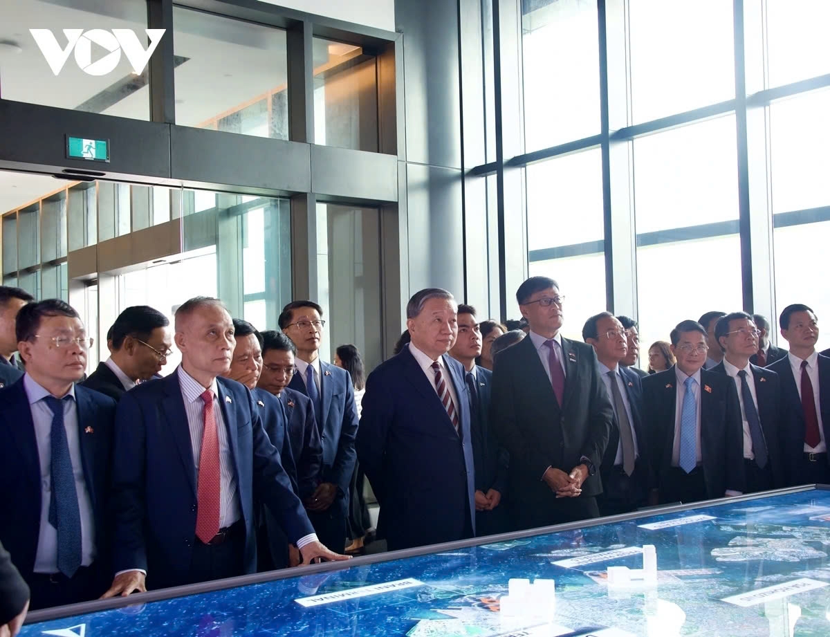 party leader to lam visits pasir panjang port, national university of singapore picture 1