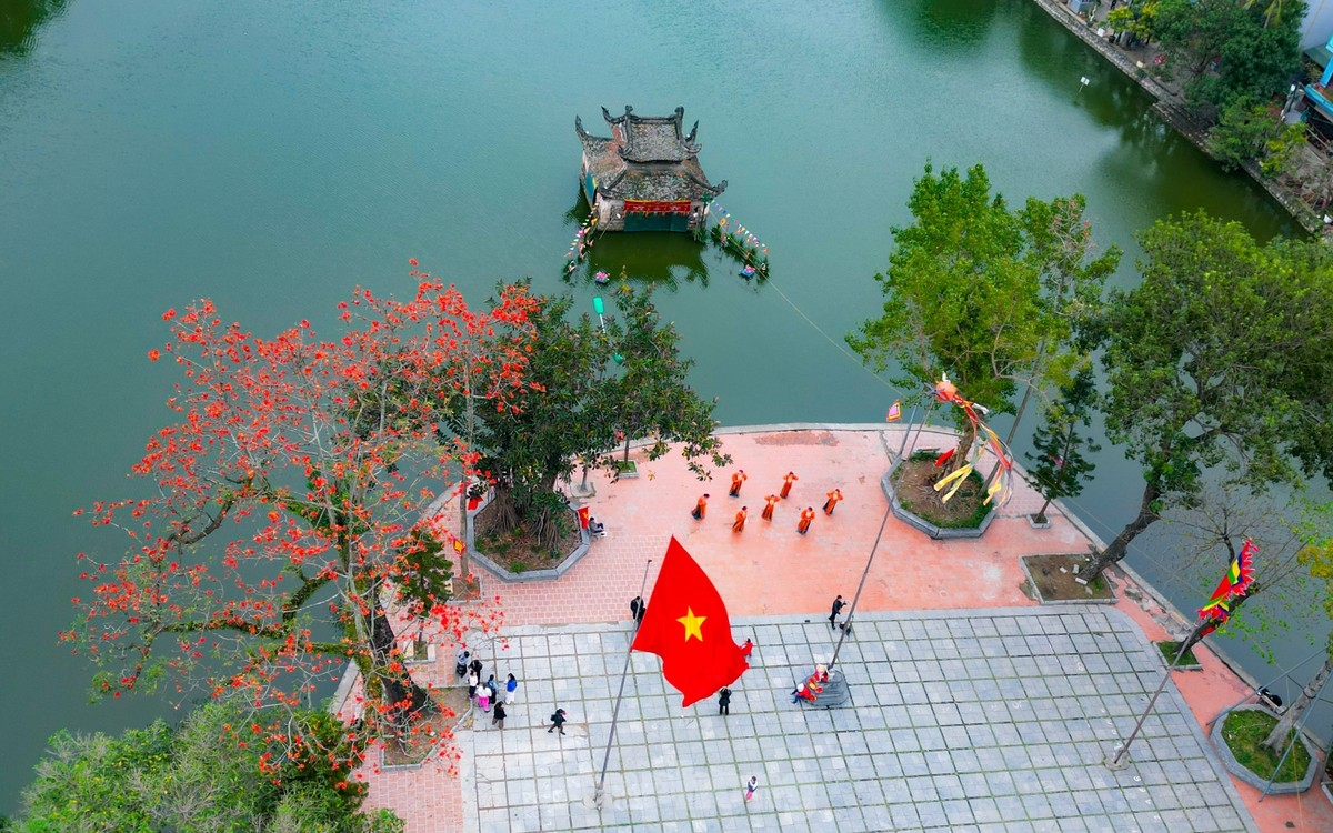 ngắm hoa gạo đỏ rực bên ngôi chùa nghìn năm tuổi ở hà nội hình ảnh 6 ngam hoa gao do ruc ben ngoi chua nghin nam tuoi o ha noi hinh anh 6