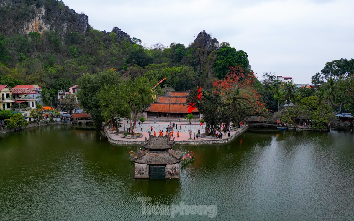 ngắm hoa gạo đỏ rực bên ngôi chùa nghìn năm tuổi ở hà nội hình ảnh 13 ngam hoa gao do ruc ben ngoi chua nghin nam tuoi o ha noi hinh anh 13