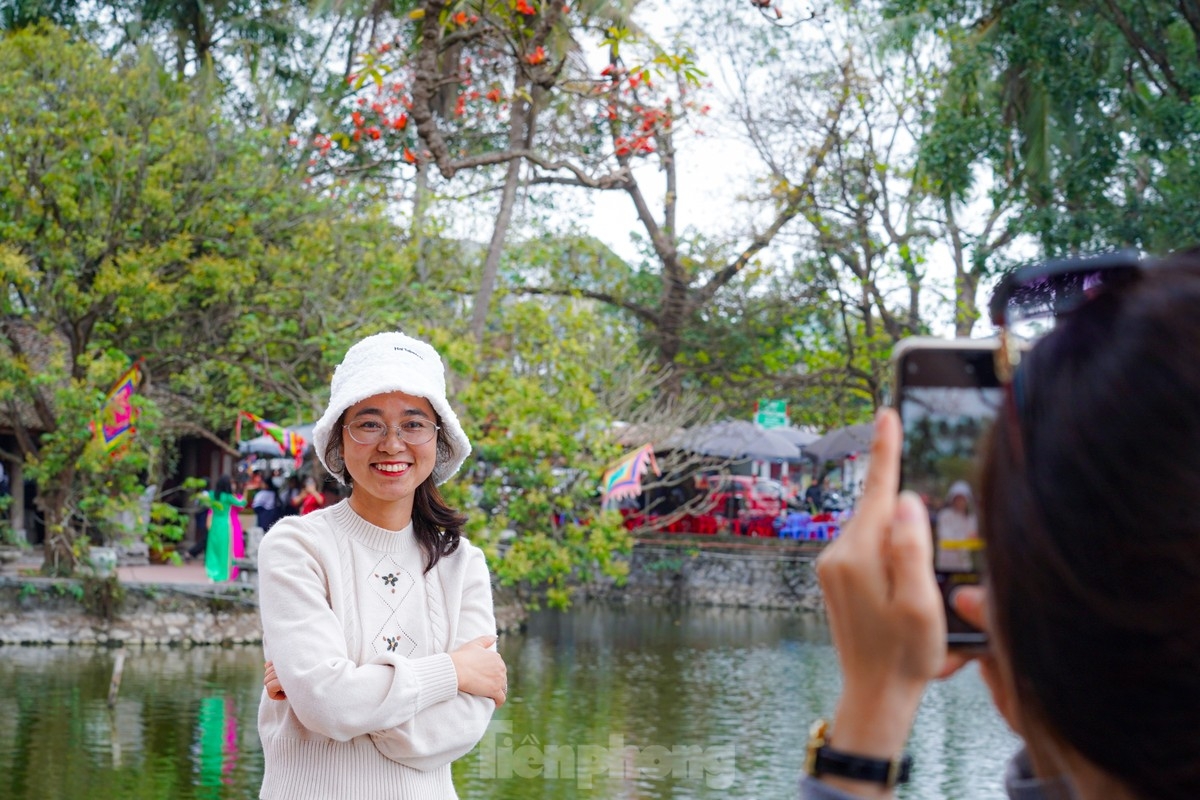 ngắm hoa gạo đỏ rực bên ngôi chùa nghìn năm tuổi ở hà nội hình ảnh 10 ngam hoa gao do ruc ben ngoi chua nghin nam tuoi o ha noi hinh anh 10
