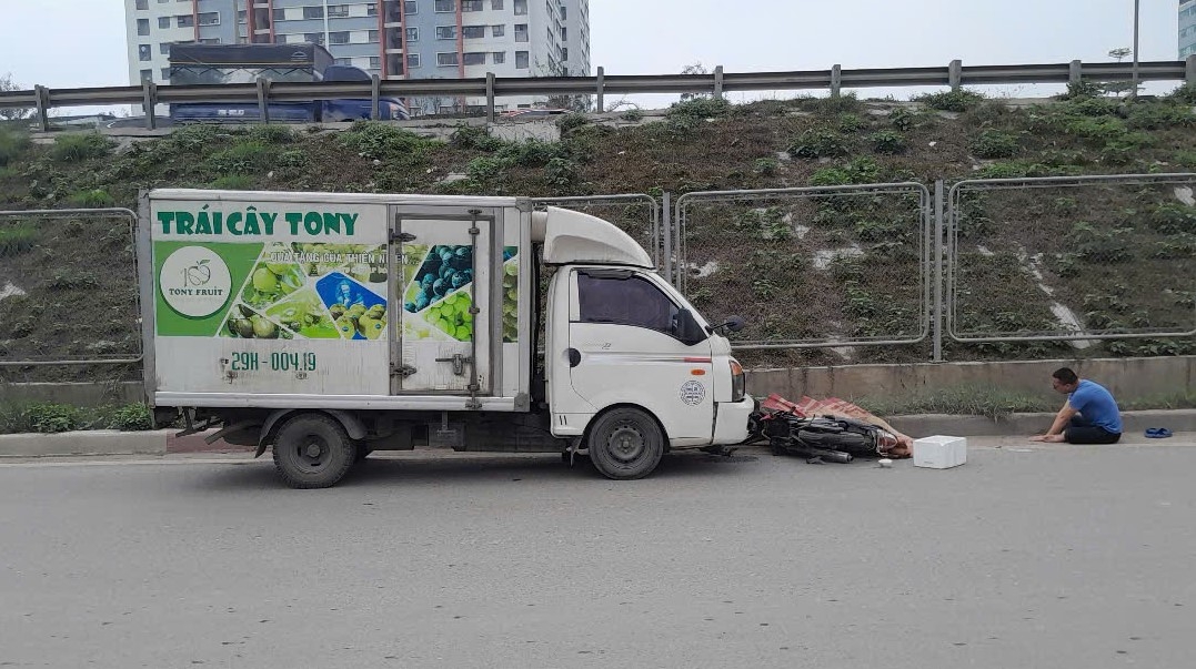 cu ong di xe may tu vong sau khi va cham voi xe tai tren duong pho ha noi hinh anh 1