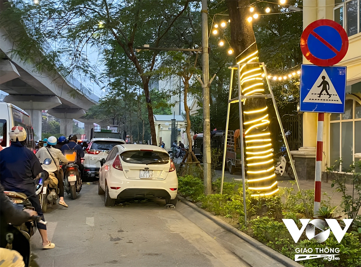 những biển cấm ở hà nội trở nên vô hình với chủ xe ô tô hình ảnh 8 nhung bien cam o ha noi tro nen vo hinh voi chu xe o to hinh anh 8