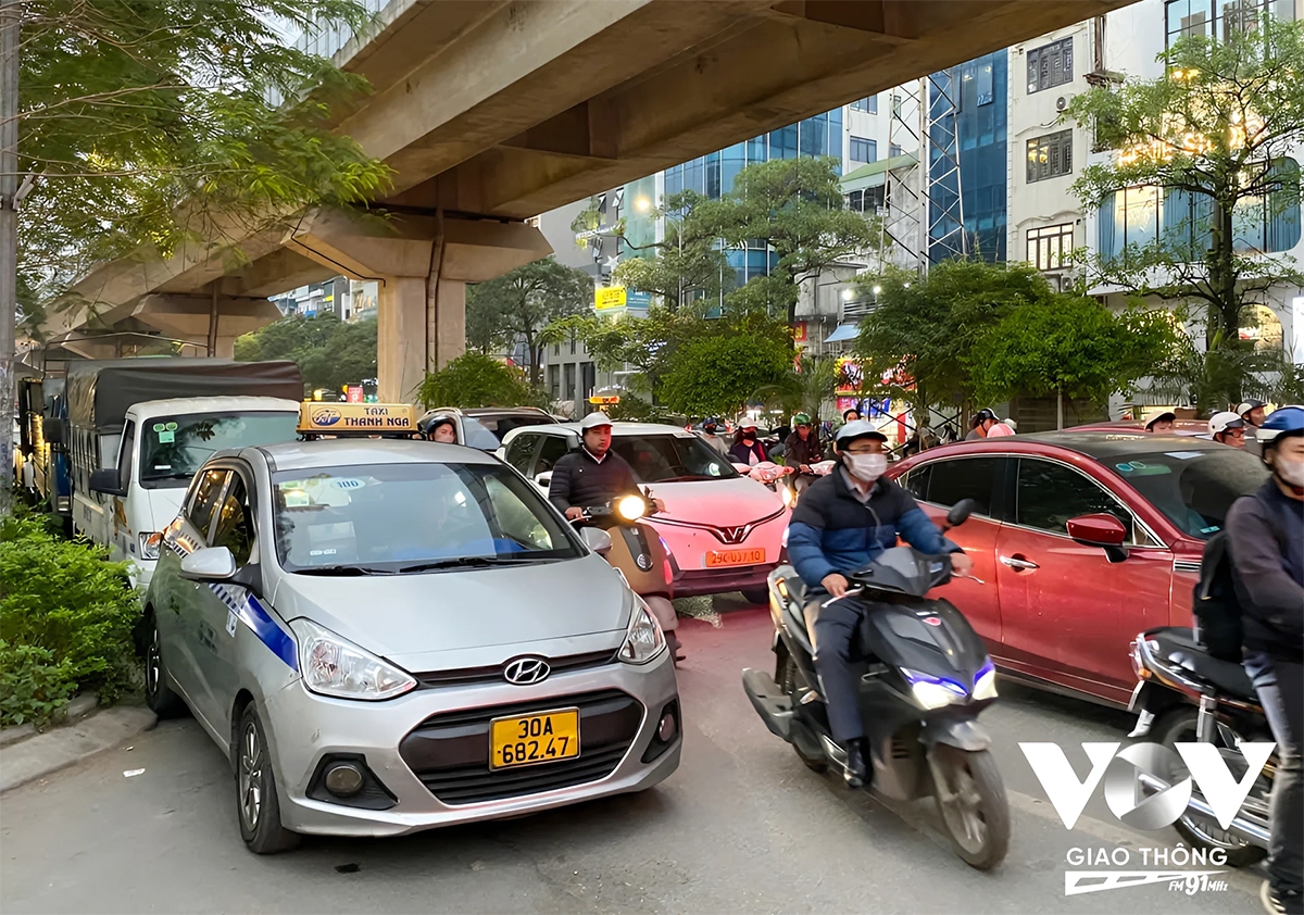 những biển cấm ở hà nội trở nên vô hình với chủ xe ô tô hình ảnh 9 nhung bien cam o ha noi tro nen vo hinh voi chu xe o to hinh anh 9