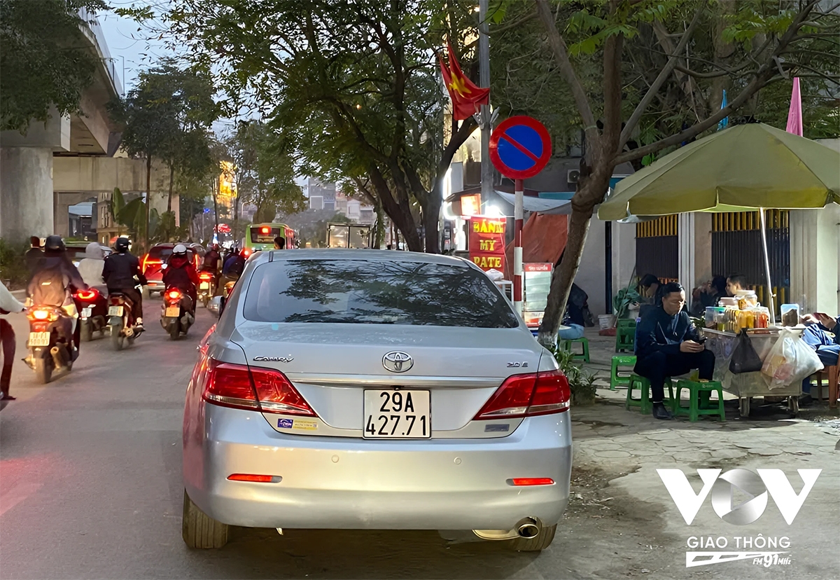 những biển cấm ở hà nội trở nên vô hình với chủ xe ô tô hình ảnh 11 nhung bien cam o ha noi tro nen vo hinh voi chu xe o to hinh anh 11