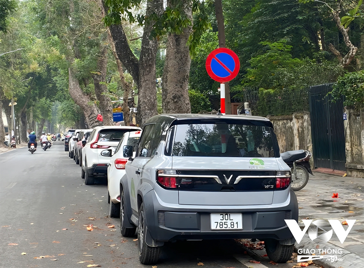 những biển cấm ở hà nội trở nên vô hình với chủ xe ô tô hình ảnh 1 nhung bien cam o ha noi tro nen vo hinh voi chu xe o to hinh anh 1