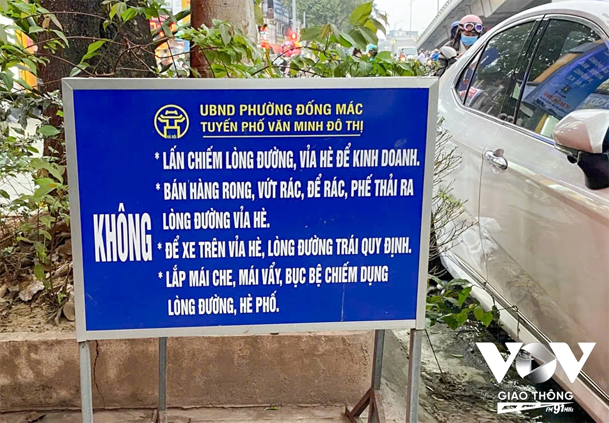 những biển cấm ở hà nội trở nên vô hình với chủ xe ô tô hình ảnh 2 nhung bien cam o ha noi tro nen vo hinh voi chu xe o to hinh anh 2