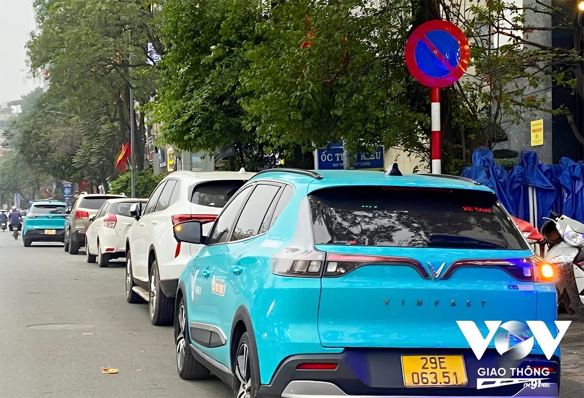 những biển cấm ở hà nội trở nên vô hình với chủ xe ô tô hình ảnh 4 nhung bien cam o ha noi tro nen vo hinh voi chu xe o to hinh anh 4