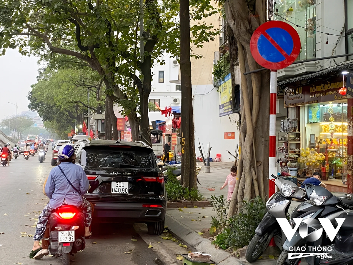những biển cấm ở hà nội trở nên vô hình với chủ xe ô tô hình ảnh 6 nhung bien cam o ha noi tro nen vo hinh voi chu xe o to hinh anh 6