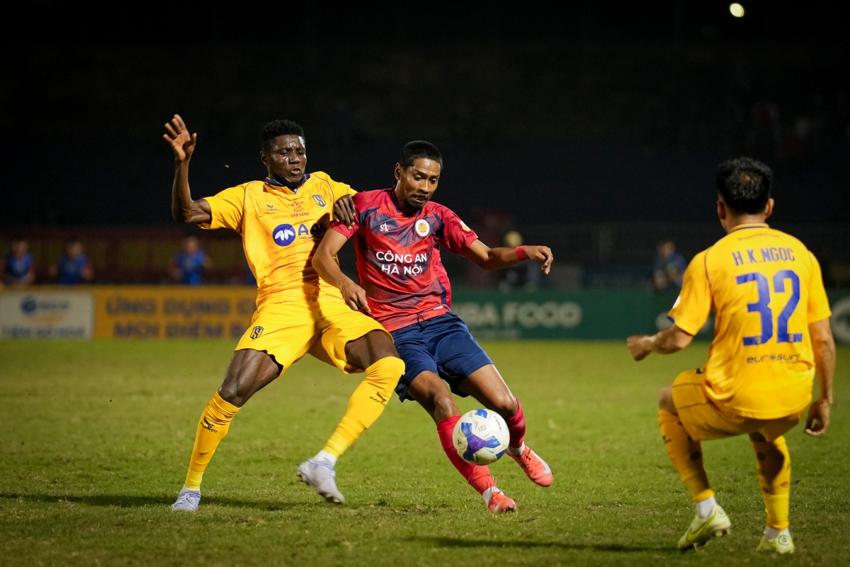 Trực tiếp SLNA 1-1 CAHN: Phòng ngự phản công ấn tượng