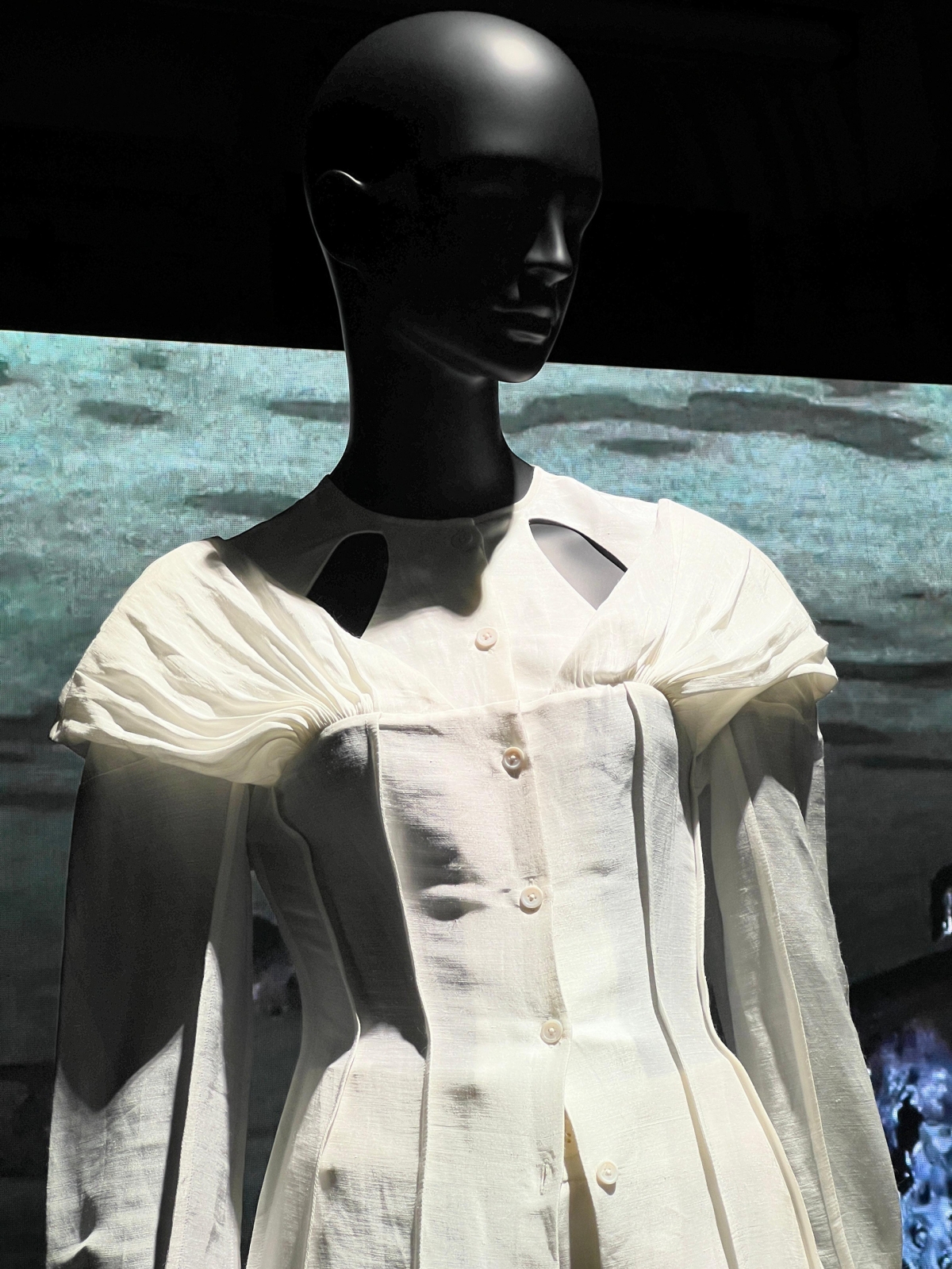 vietnamese designer exhibits do paper fashion collection at milan fashion week picture 3