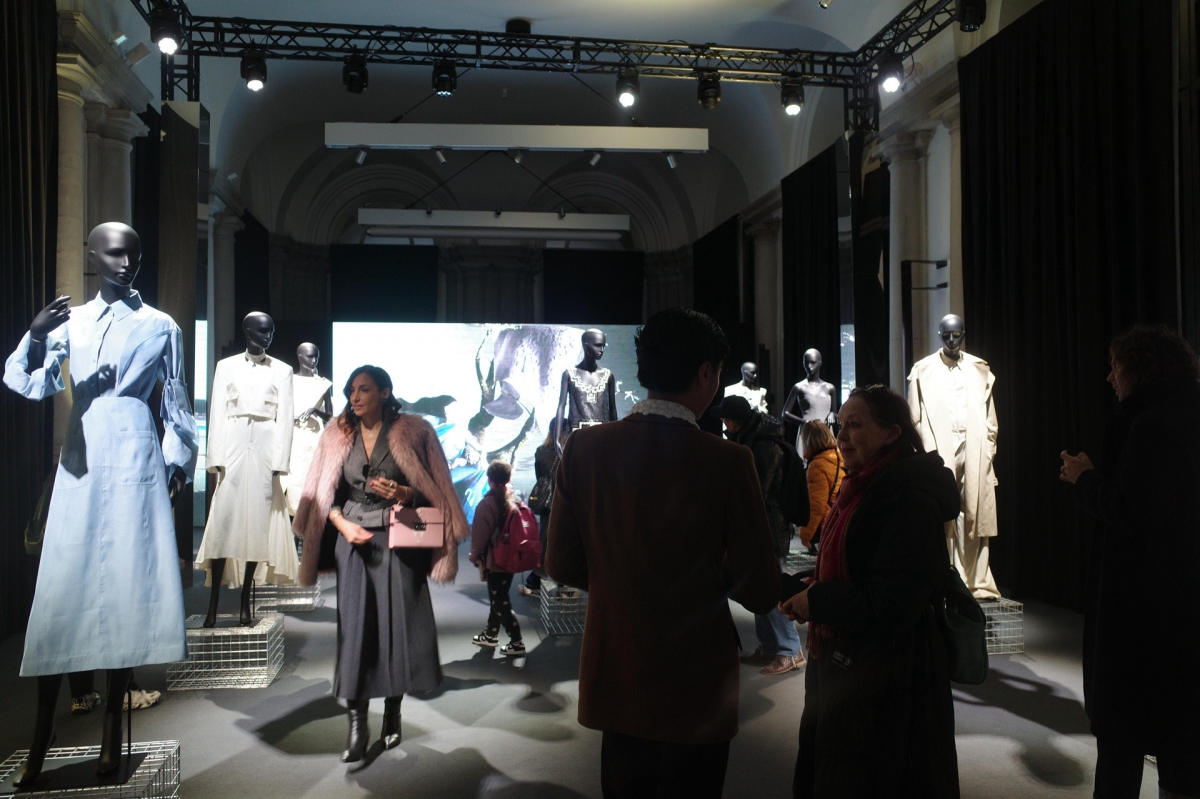 vietnamese designer exhibits do paper fashion collection at milan fashion week picture 5