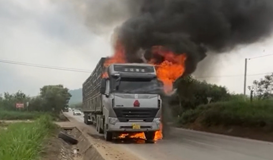 Xe chở dăm gỗ bốc cháy dữ dội tại Nghệ An