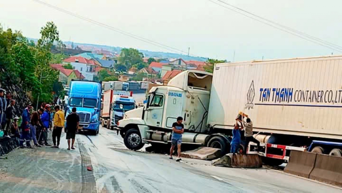 Quốc lộ 1A qua Quảng Bình ùn tắc vì xe container đâm dải phân cách