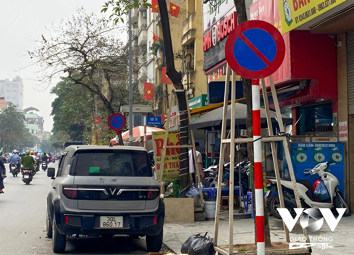 Những biển cấm ở Hà Nội trở nên “vô hình” với chủ xe ô tô
