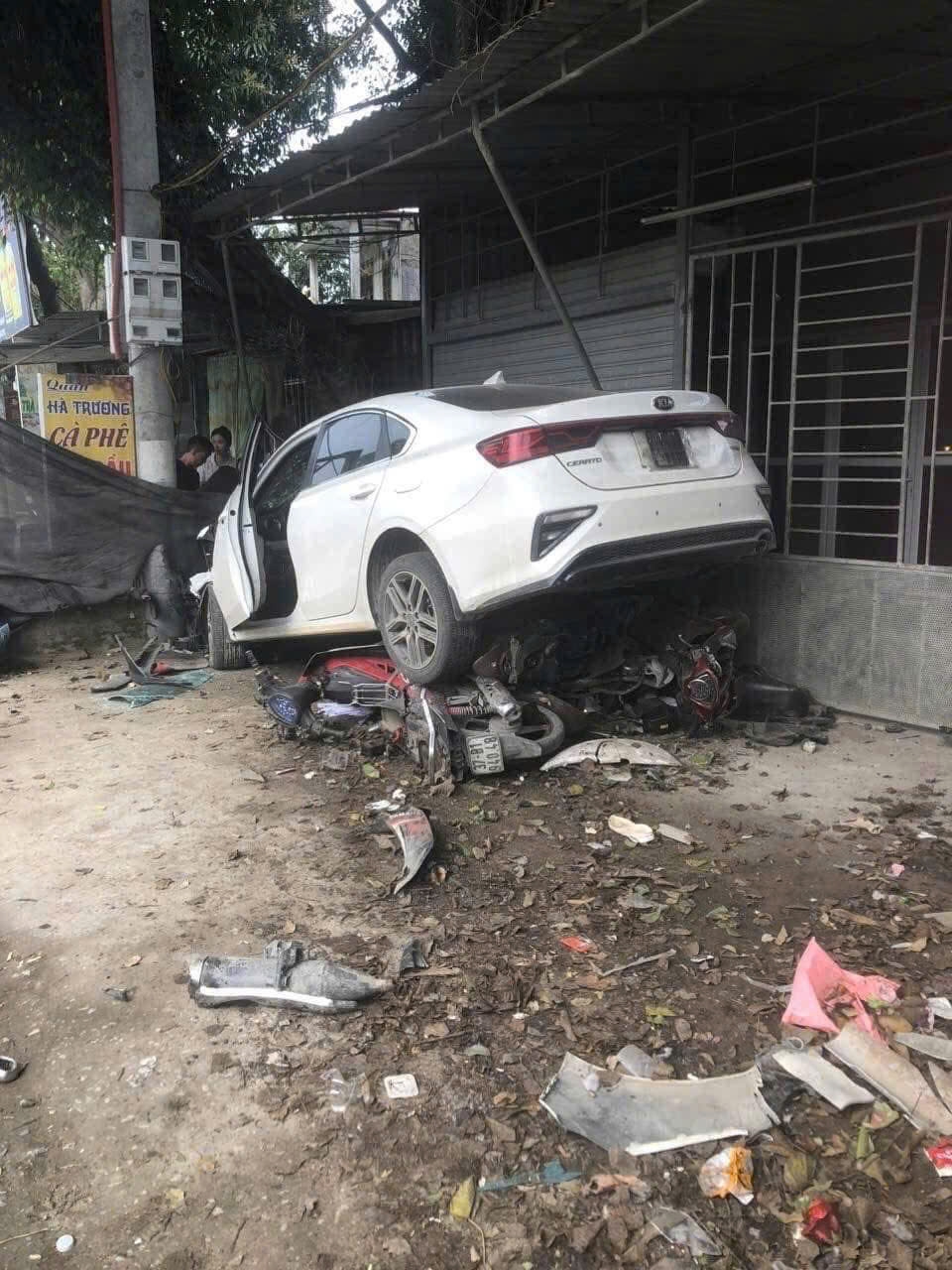 Ô tô mất lái đâm hàng loạt xe máy dựng trên vỉa hè quốc lộ