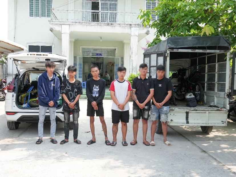 Tạm giữ hình sự nhóm thanh niên dàn hàng ngang, nẹt pô trên Quốc lộ 61C