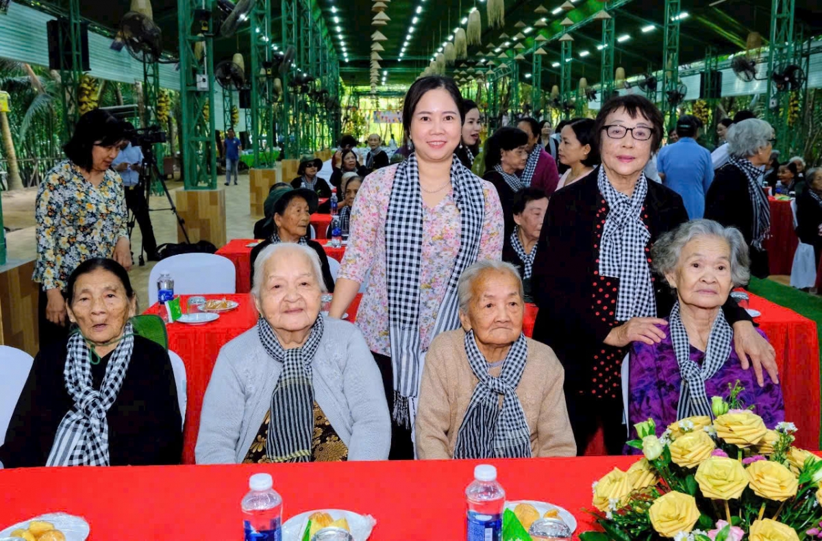  Doi quan toc dai ben tre hien ngang di trong dan lua hinh anh 6