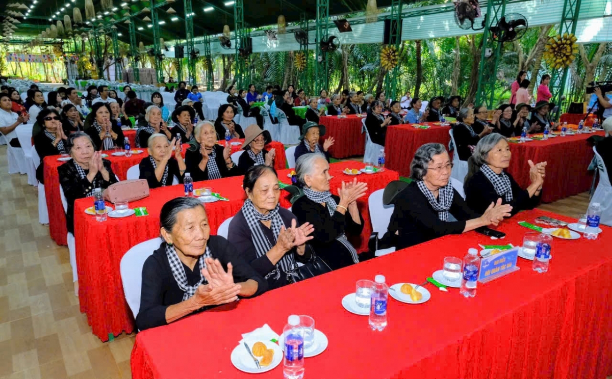  Doi quan toc dai ben tre hien ngang di trong dan lua hinh anh 1