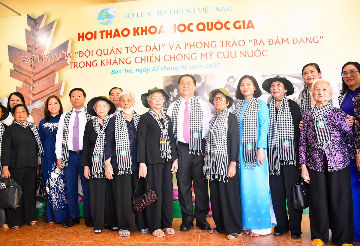  Doi quan toc dai ben tre hien ngang di trong dan lua hinh anh 2