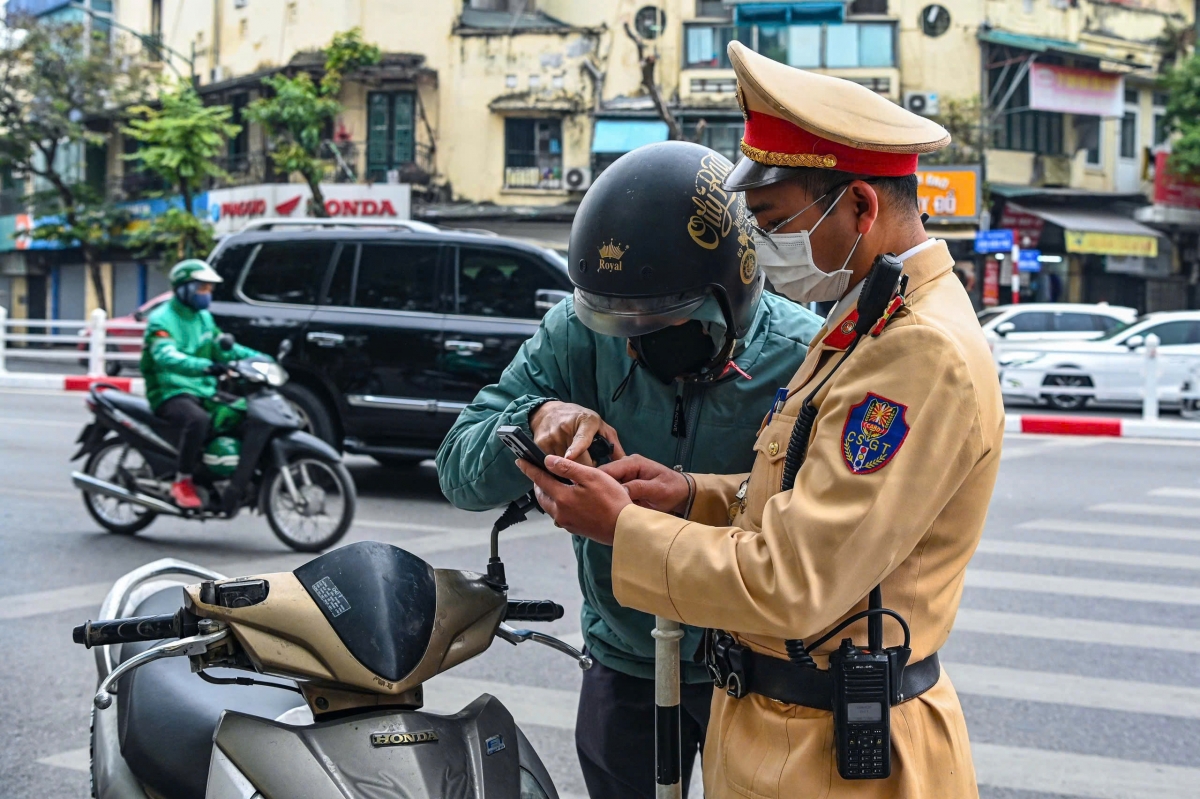 csgt ưu tiên tra soát dữ liệu giấy phép lái xe trên phần mềm trực tuyến hình ảnh 1 csgt uu tien tra soat du lieu giay phep lai xe tren phan mem truc tuyen hinh anh 1