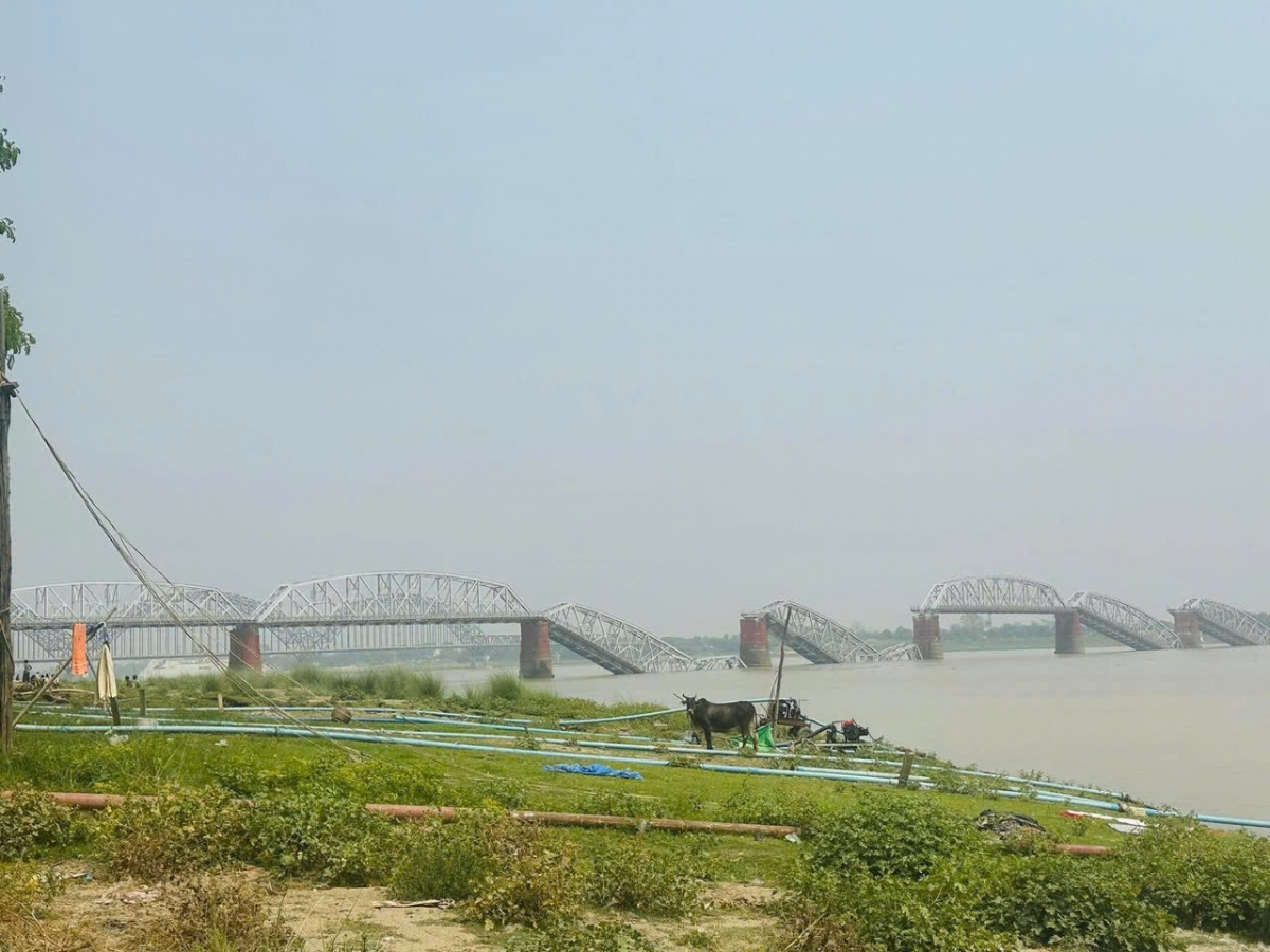 Khoảnh khắc cầu bắc qua sông đổ sập sau trận động đất mạnh tại Myanmar