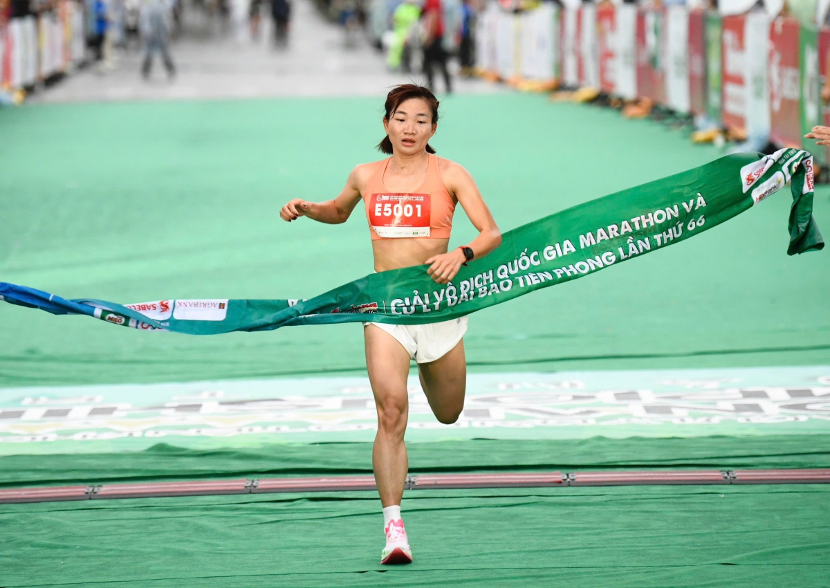 Nguyễn Thị Oanh và Hồng Lệ thắng thuyết phục ở Tiền Phong Marathon 2025
