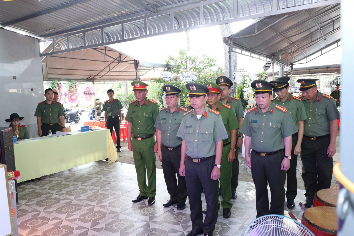 Đại úy công an hy sinh khi truy bắt đối tượng đánh bắt thủy sản trái phép hình ảnh 1 Dai uy cong an hy sinh khi truy bat doi tuong danh bat thuy san trai phep hinh anh 1