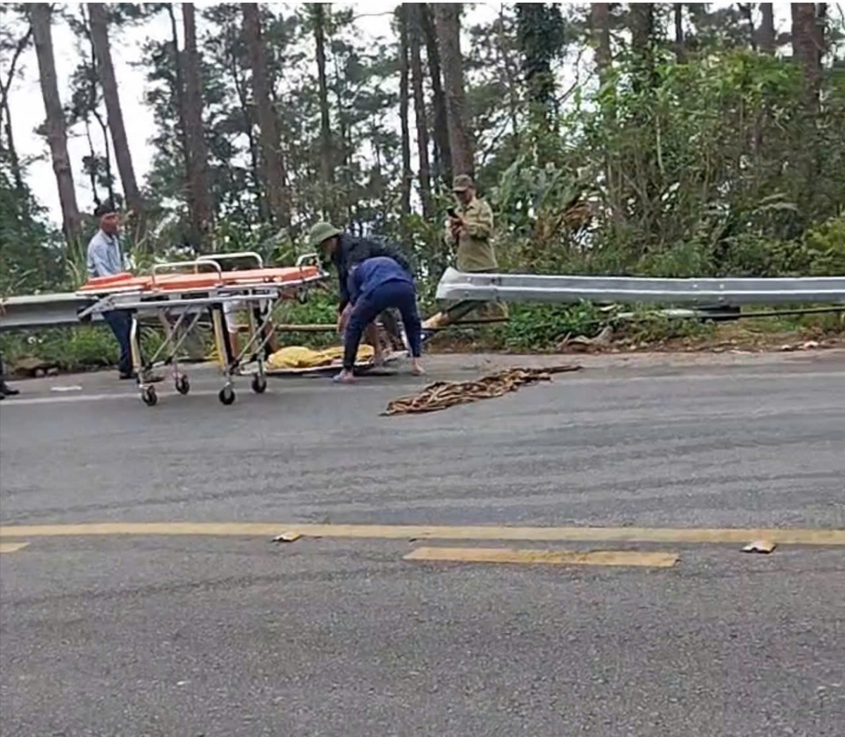 hiện trường vụ ô tô khách lật trên đèo tam Đảo khiến 3 người tử vong hình ảnh 10 hien truong vu o to khach lat tren deo tam Dao khien 3 nguoi tu vong hinh anh 10