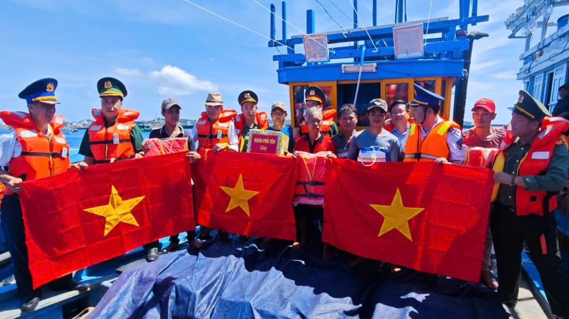 vung canh sat bien 3 tuyen truyen phap luat cho ngu dan huyen dao phu quy hinh anh 2