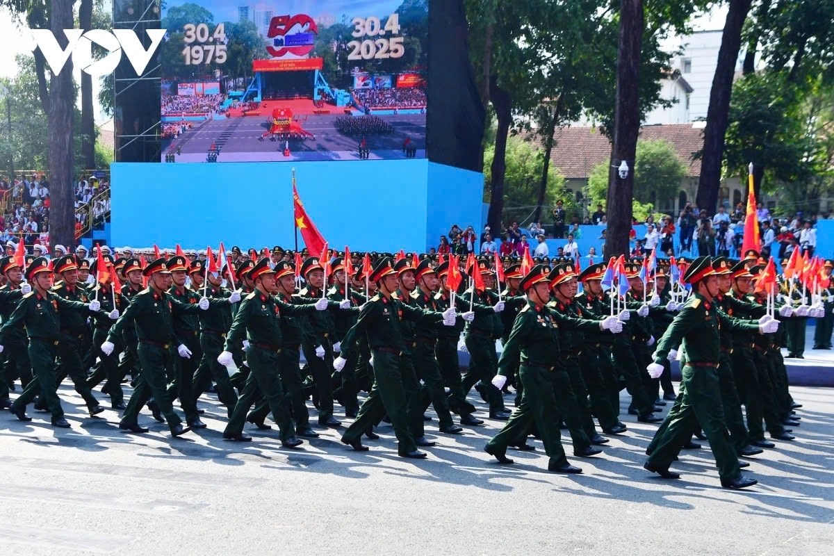 national-level military parade celebrating 50 years vietnam s national reunification picture 10