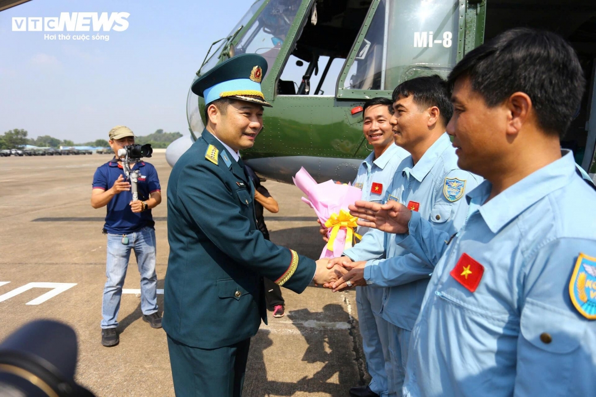 phi công trực thăng, su-30mk2 rạng rỡ sau màn rẽ mây, nhào lượn mừng đại lễ hình ảnh 11 phi cong truc thang, su-30mk2 rang ro sau man re may, nhao luon mung dai le hinh anh 11