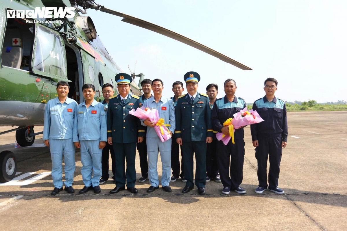 phi công trực thăng, su-30mk2 rạng rỡ sau màn rẽ mây, nhào lượn mừng đại lễ hình ảnh 12 phi cong truc thang, su-30mk2 rang ro sau man re may, nhao luon mung dai le hinh anh 12