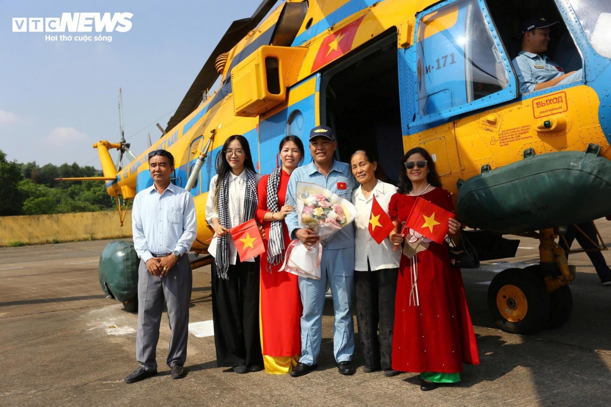 phi công trực thăng, su-30mk2 rạng rỡ sau màn rẽ mây, nhào lượn mừng đại lễ hình ảnh 14 phi cong truc thang, su-30mk2 rang ro sau man re may, nhao luon mung dai le hinh anh 14