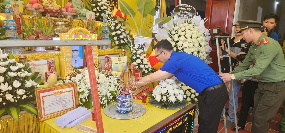 Tin nóng tổng hợp: Đồng đội, người thân nghẹn lòng tiễn biệt liệt sĩ Nguyễn Đăng Khải
